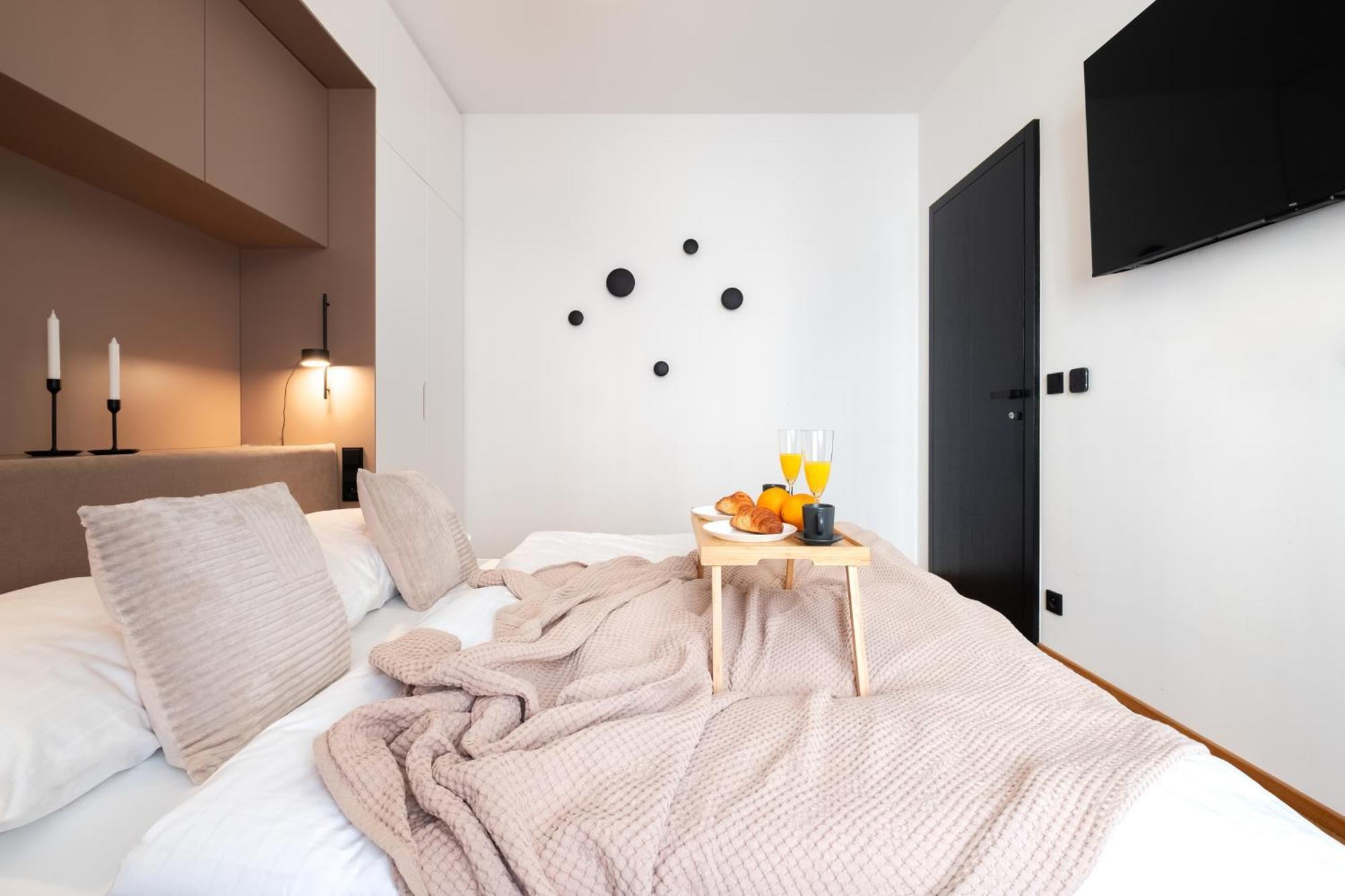 Days - Modern With Workspace - Quiet Area Apartment Prague